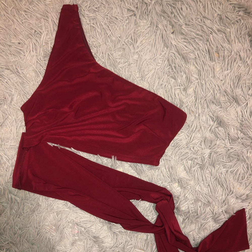 Super cute burgundy/red fall crop top